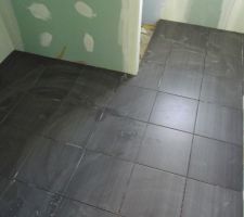 Pose du carrelage au niveau de la salle de bain