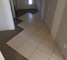 Pose du carrelage dans l'entr&eacute;e et le wc