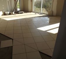 Pose du carrelage dans la pi&eacute;ce a vivre