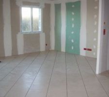 Pose du carrelage dans le s&eacute;jour