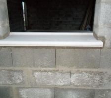 Appui de fenêtre blanc à bord rond