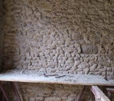 Mur qui va rester en pierre apparente apr&eacute;s avoir refait les joint