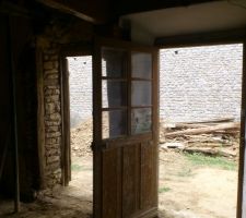 Ouverture de gauche correspond a l'ancien escalier qui aller au grenier,la porte de droite est l'entrée