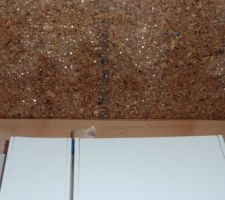 Le plafond au dessus du tableau électrique....constellé de gouttelettes d'eau