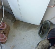 L'eau s'écoule dans la goulotte du compteur, d'où la tache sur le béton