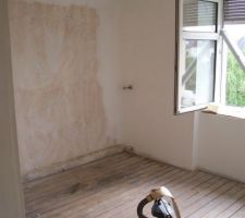 Bureau: travaux d'isolation terminés. Travaux de finition en cours.