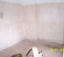 Bureau: travaux d'isolation terminés. Travaux de finition en cours.
