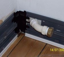 Bureau: travaux de finitions en cours. Installation électrique. Tuyau en fonte pour la sortie du radiateur.