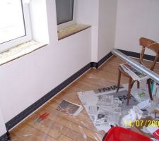 Bureau: travaux de finitions en cours. Installation électrique.