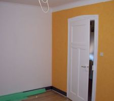 Bureau: travaux de finitions en cours. Papier peint posé en cours.