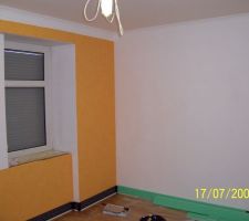 Bureau: travaux de finitions en cours. Papier peint posé en cours.