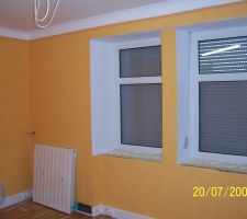 Bureau: travaux de finitions en cours. Papier peint posé terminé. Arrivée d'un nouveau radiateur en aluminium.