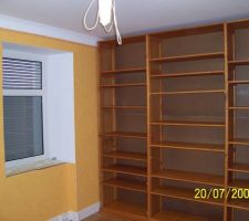 Bureau: travaux de finitions terminés. Installation d'une étagère.