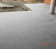 D&eacute;tail de la terrasse. Carrelage FUMO