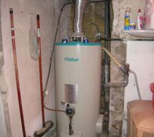 Sous-sol: ancien chauffe-eau gaz, marque Vaillant.