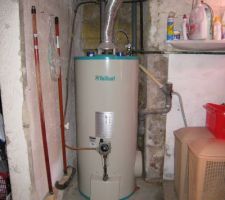 Sous-sol: ancien chauffe-eau gaz, marque Vaillant.