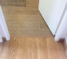 Carrelage façon parquet dans la Sdb et vrai parquet du couloir