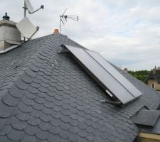 Toit: installation du panneau thermique solaire.