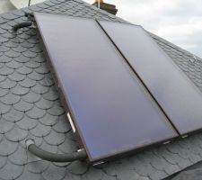 Toit: installation du panneau thermique solaire.