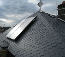 Toit: installation du panneau thermique solaire.