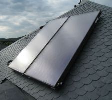 Toit: installation du panneau thermique solaire.