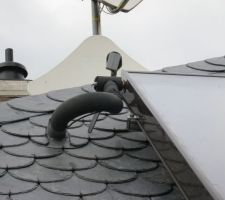 Toit: installation du panneau thermique solaire.