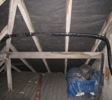 Grenier vide: liaison entre le panneau solaire et le ballon eau chaude en passant par la chemin&eacute;e.