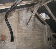 Grenier vide: liaison entre le panneau solaire et le ballon eau chaude en passant par la chemin&eacute;e.