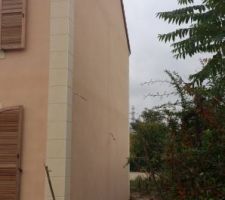 Spectre de ma&ccedil;onnerie visible apr&egrave;s une averse de pluie. R&eacute;serves &agrave; envisager.