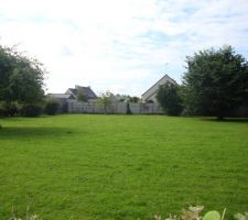 Terrain born&eacute;