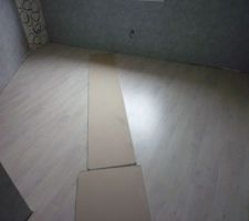 Papier peint et stratifié chambre parents.