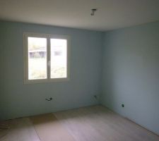Papier peint et stratifié chambre enfant.