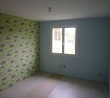 Papier peint et stratifié chambre enfant.