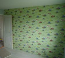 Papier peint et stratifié chambre enfant.