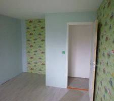 Papier peint et stratifié chambre enfant.