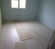 Papier peint et stratifié chambre enfant.