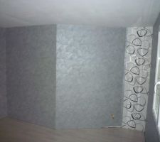 Papier peint et stratifié chambre parents.