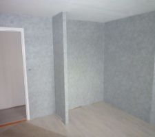 Papier peint et stratifié chambre parents.
