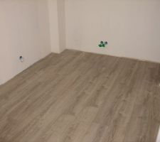 Travail du jour,premiere chambre de faite,reste les plinthes à poser.