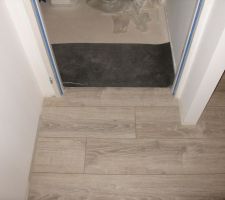 La fameuse derniere lame &agrave; poser avec ses belles coupes pour epouser au mieux les montants de portes...