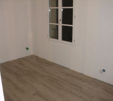 Nous avons decid&eacute; de poser le stratifi&eacute; dans le sens de la longueur de la piece et non dans le sens de la lumi&egrave;re.