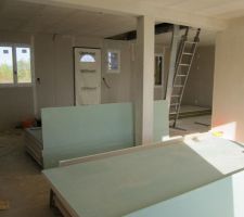 Vue de la cuisine depuis la salle à manger