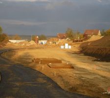 La rue de la partie basse est goudronnée. les fondations des premières maisons à l'entrée du lotissement sont faites.