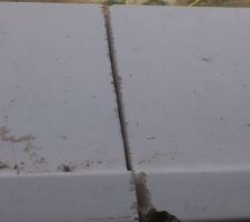 Un appui de fen&ecirc;tre pass&eacute; &agrave; la disqueuse.