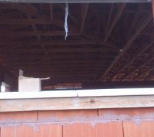 Appui de fen&ecirc;tre en cours d'installation.