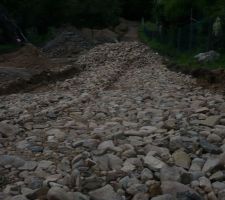 C'est du lourd, le chemin doit supporter le passage du semi remorque transportant les panneaux de la maison.