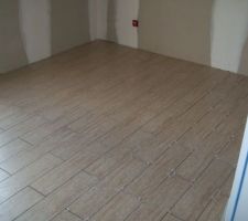 Pose du carrelage imitation plancher dans les chambres