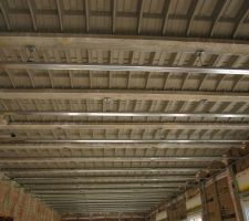 Rails de plafond du rdc sous hourdis (avec crochets sur le flanc des poutrelles)