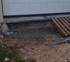 Rejet du béton de joint de carrelage sur le drain périphétique. Le drain est souillé :-(