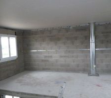 A l'étage, le placo est déjà installé au plafond